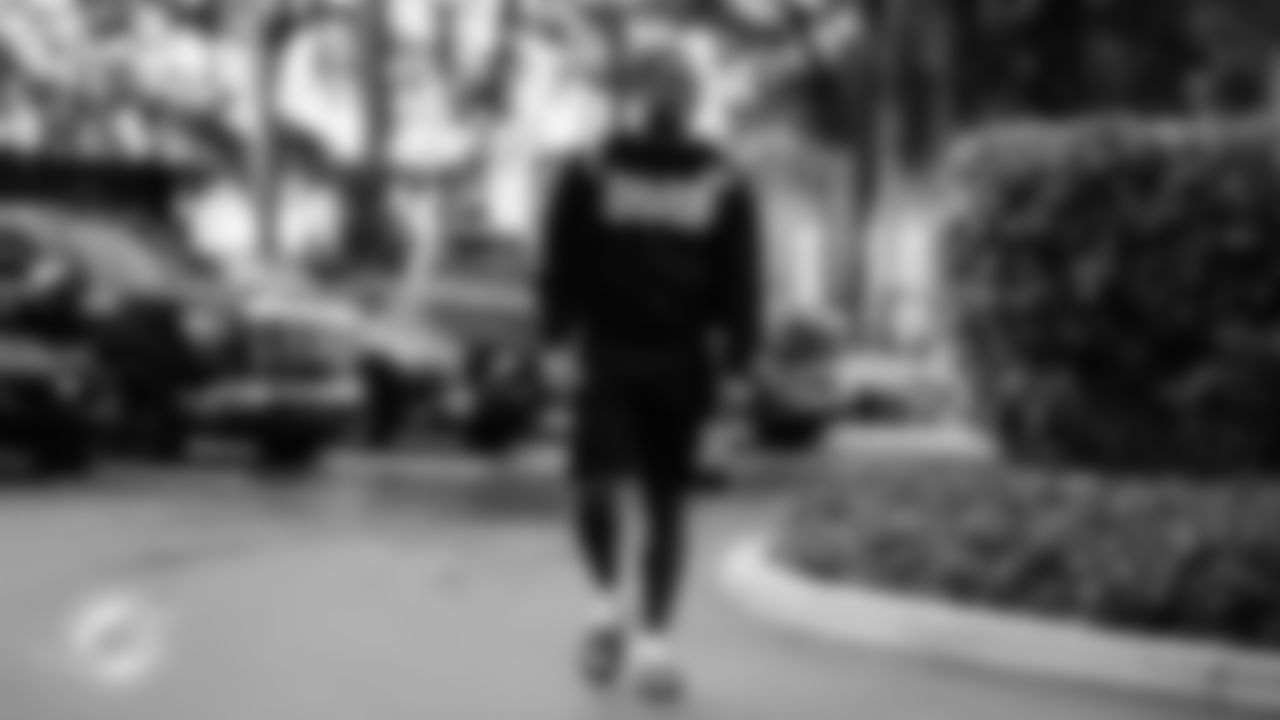 Miami Dolphins running back De'Von Achane (28) arrives before an NFL football game against the Tampa Bay Buccaneers on Sunday, Dec. 28, 2025 in Miami Gardens, FL. (Tomas Diniz Santos/Miami Dolphins via AP)