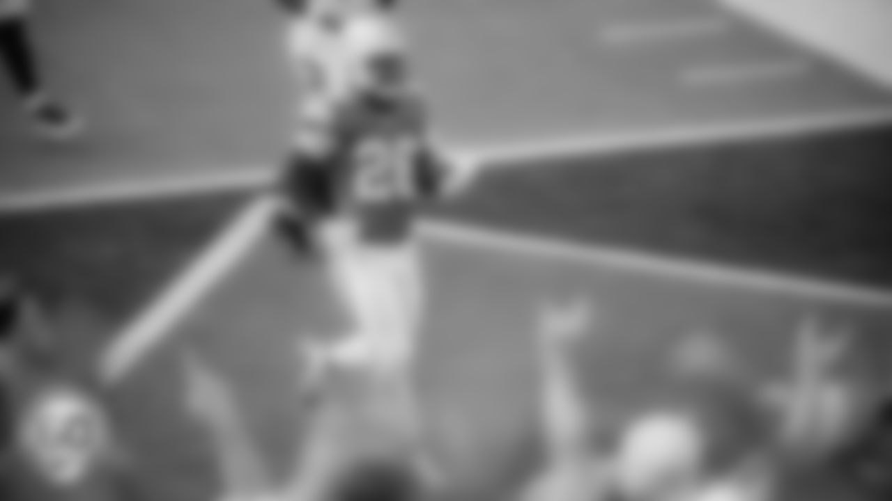 Miami Dolphins running back De'Von Achane (28) runs the ball into the end zone for a touchdown during an NFL football game against the Cincinnati Bengals on Sunday, Dec. 21, 2025 in Miami Gardens, FL. (Jose Pineiro/Miami Dolphins via AP)