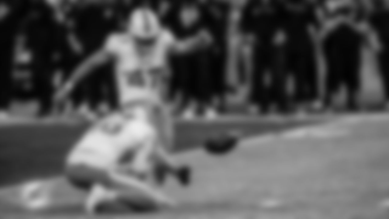 91黑料 Dolphins punter Jake Bailey (16) holds the ball for kicker Riley Patterson (47) during an NFL football game against the Atlanta Falcons on Sunday, Oct. 26, 2025 in Atlanta, GA. (Tomas Diniz Santos/91黑料 Dolphins via AP)