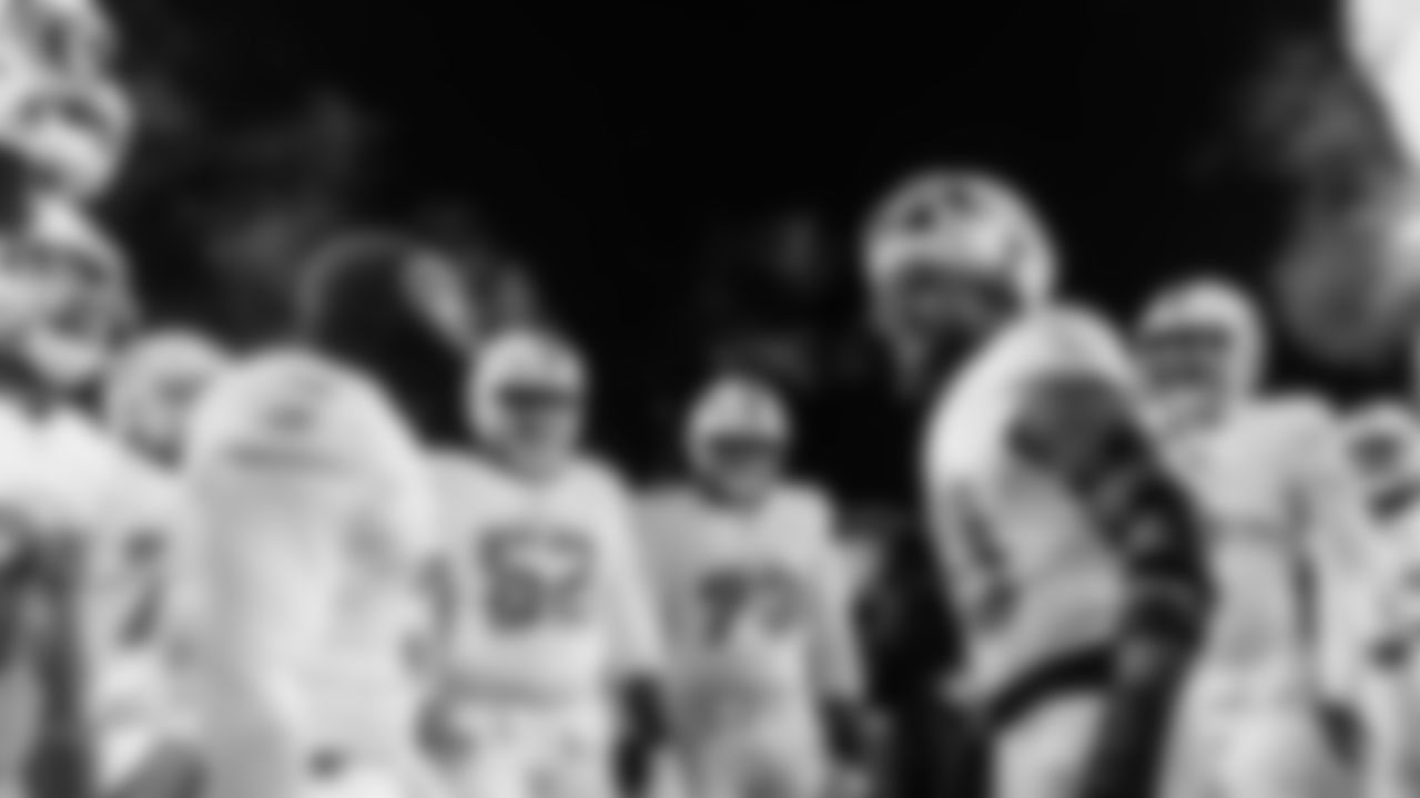 Miami Dolphins linebacker Jordyn Brooks (20) leads the huddle before an NFL football game against the Pittsburgh Steelers on Monday, Dec. 15, 2025 in Pittsburgh, PA. (Raul Maristany/Miami Dolphins via AP)