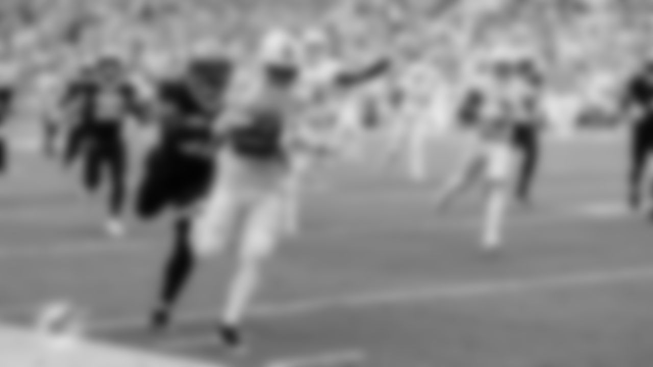 Miami Dolphins running back De'Von Achane (28) runs the ball into the end zone for a touchdown during an NFL football game against the New Orleans Saints on Sunday, Nov. 30, 2025 in Miami Gardens, FL. (Tomas Diniz Santos/Miami Dolphins via AP)