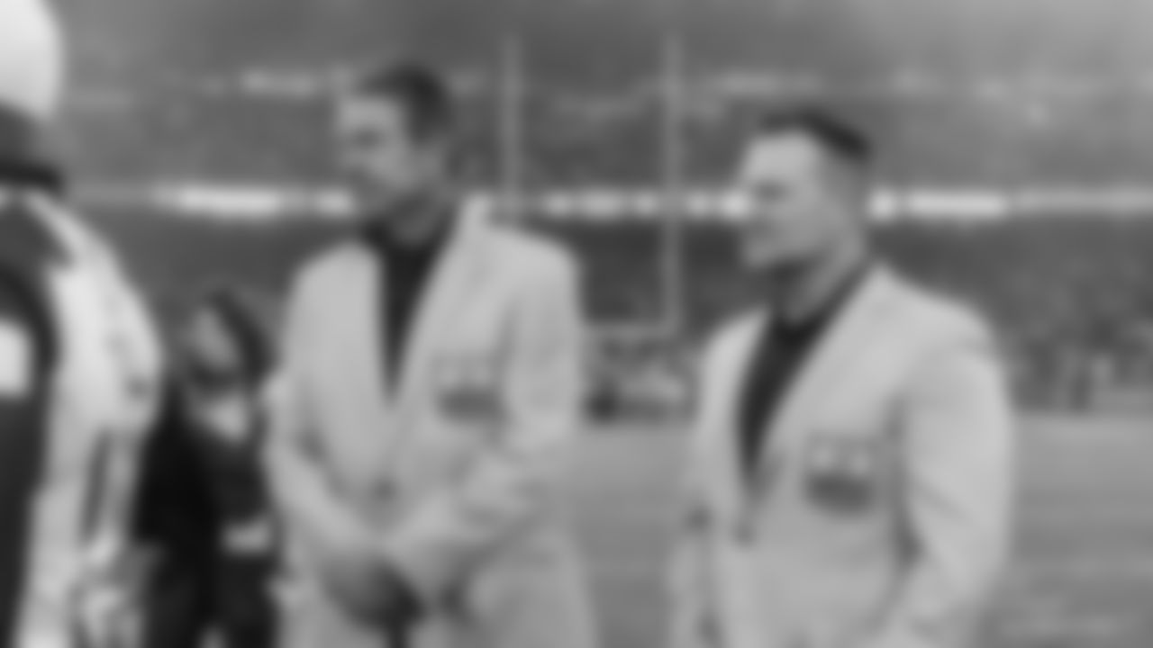 Miami Dolphins former players Dan Marino and Zach Thomas stand at midfield for the coin toss before an NFL football game against the Washington Commanders on Sunday, Nov. 16, 2025 in Madrid. (Tomas Diniz Santos/Miami Dolphins via AP)