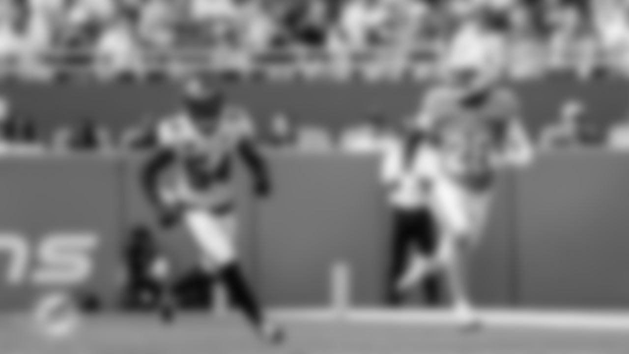 Miami Dolphins running back De'Von Achane (28) runs the ball during an NFL football game against the Tampa Bay Buccaneers on Sunday, Dec. 28, 2025 in Miami Gardens, FL. (Tomas Diniz Santos/Miami Dolphins via AP)