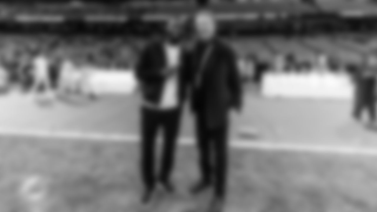 Miami Dolphins former quarterback Dan Marino poses with Real Madrid player Antonio Rudiger before an NFL football game against the Washington Commanders on Sunday, Nov. 16, 2025 in Madrid. (Tomas Diniz Santos/Miami Dolphins via AP)