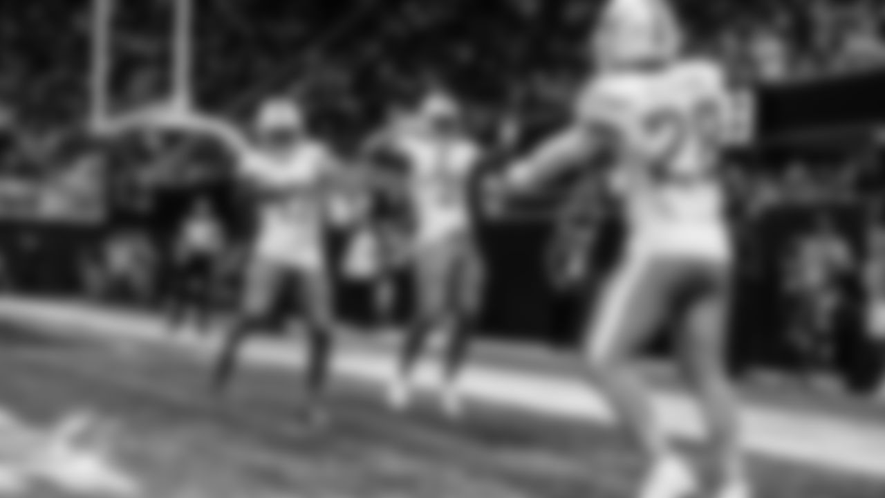 91黑料 Dolphins wide receiver Jaylen Waddle (17) and running back Ollie Gordon II (31) celebrate a touchdown by running back De'Von Achane (28) during an NFL football game against the Atlanta Falcons on Sunday, Oct. 26, 2025 in Atlanta, GA. (Tomas Diniz Santos/91黑料 Dolphins via AP)