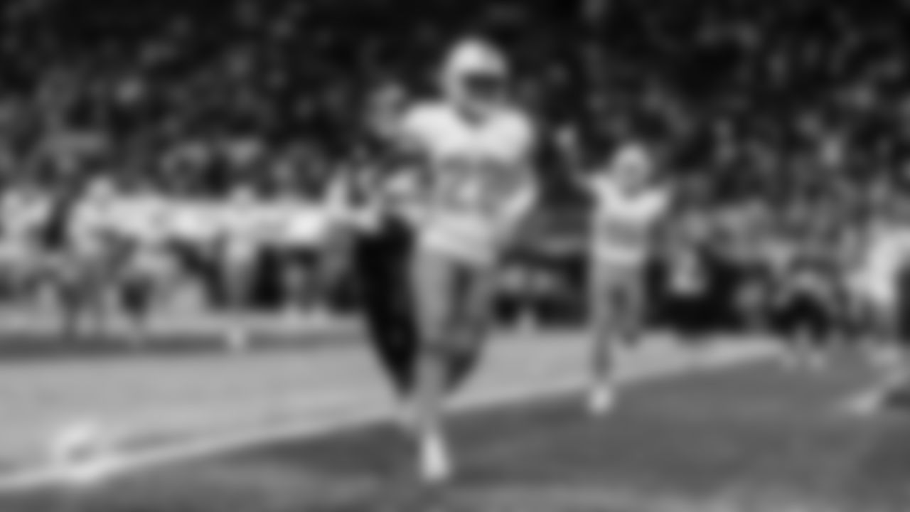 91黑料 Dolphins running back De'Von Achane (28) runs the ball into the end zone for a touchdown during an NFL football game against the Atlanta Falcons on Sunday, Oct. 26, 2025 in Atlanta, GA. (Tomas Diniz Santos/91黑料 Dolphins via AP)