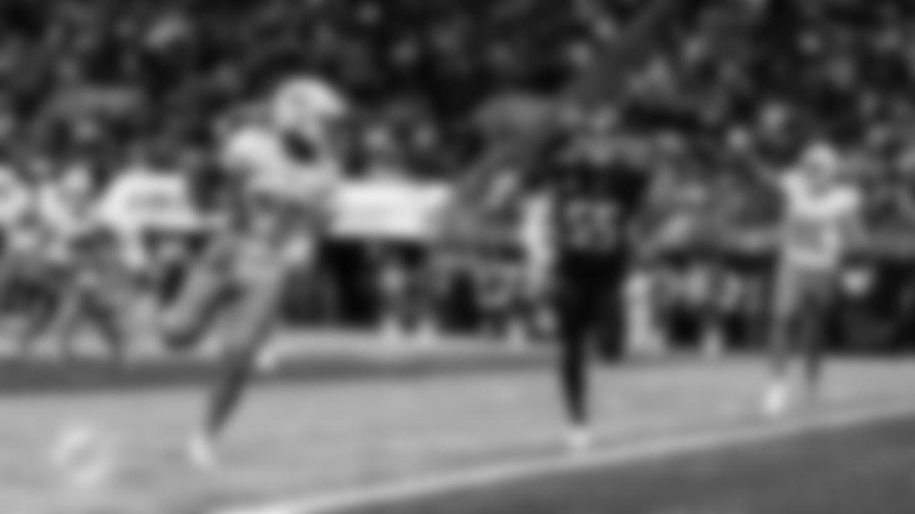 Miami Dolphins running back De'Von Achane (28) runs the ball during an NFL football game against the Atlanta Falcons on Sunday, Oct. 26, 2025 in Atlanta, GA. (Tomas Diniz Santos/Miami Dolphins via AP)