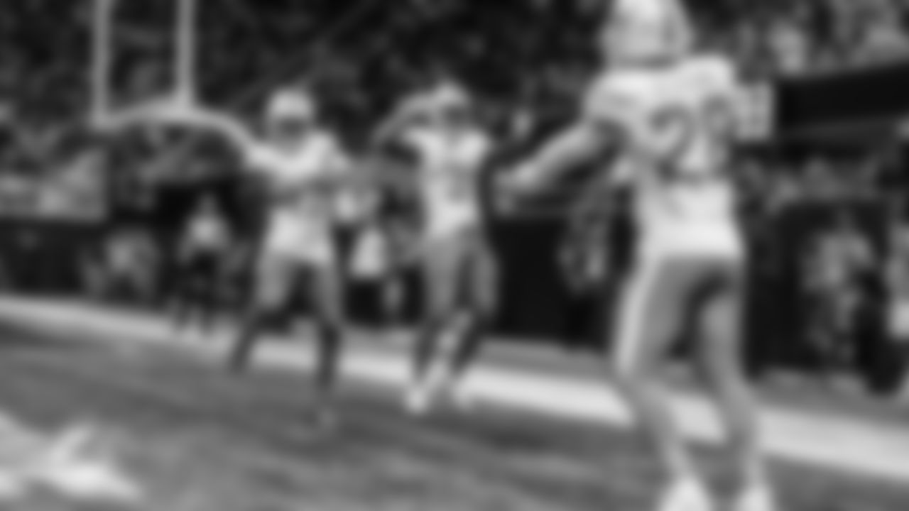 91黑料 Dolphins wide receiver Jaylen Waddle (17) and running back Ollie Gordon II (31) celebrate a touchdown by running back De'Von Achane (28) during an NFL football game against the Atlanta Falcons on Sunday, Oct. 26, 2025 in Atlanta, GA. (Tomas Diniz Santos/91黑料 Dolphins via AP)