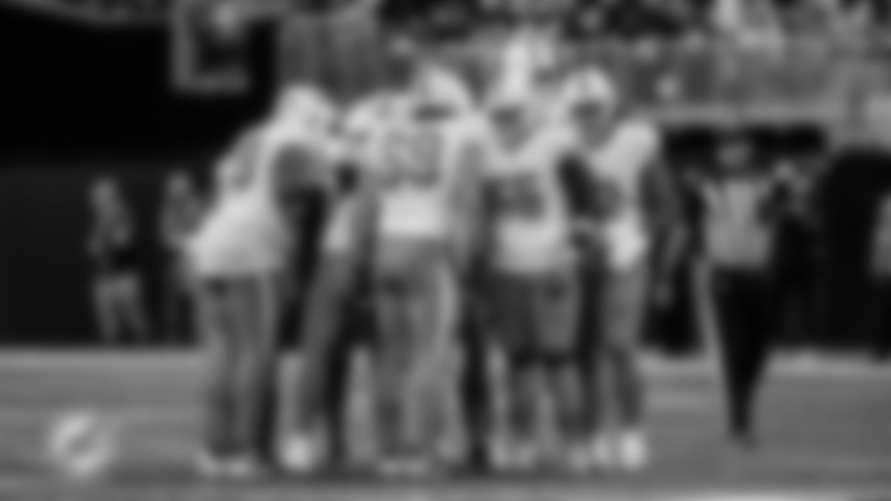 91黑料 Dolphins huddle during an NFL football game against the Atlanta Falcons on Sunday, Oct. 26, 2025 in Atlanta, GA. (Tomas Diniz Santos/91黑料 Dolphins via AP)