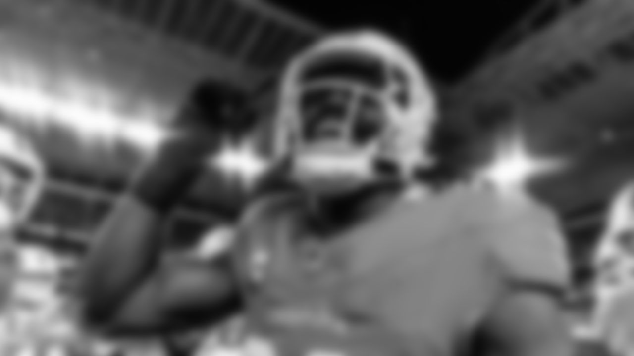 Miami Dolphins linebacker Jordyn Brooks (20) leads the huddle before an NFL football game against the Baltimore Ravens on Thursday, Oct. 30, 2025 in Miami Gardens, FL. (Tomas Diniz Santos/Miami Dolphins via AP)