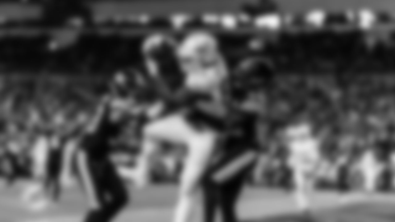 Miami Dolphins tight end Darren Waller (83) makes a catch in the end zone for a touchdown during an NFL football game against the Pittsburgh Steelers on Monday, Dec. 15, 2025 in Pittsburgh, PA. (Tomas Diniz Santos/Miami Dolphins via AP)