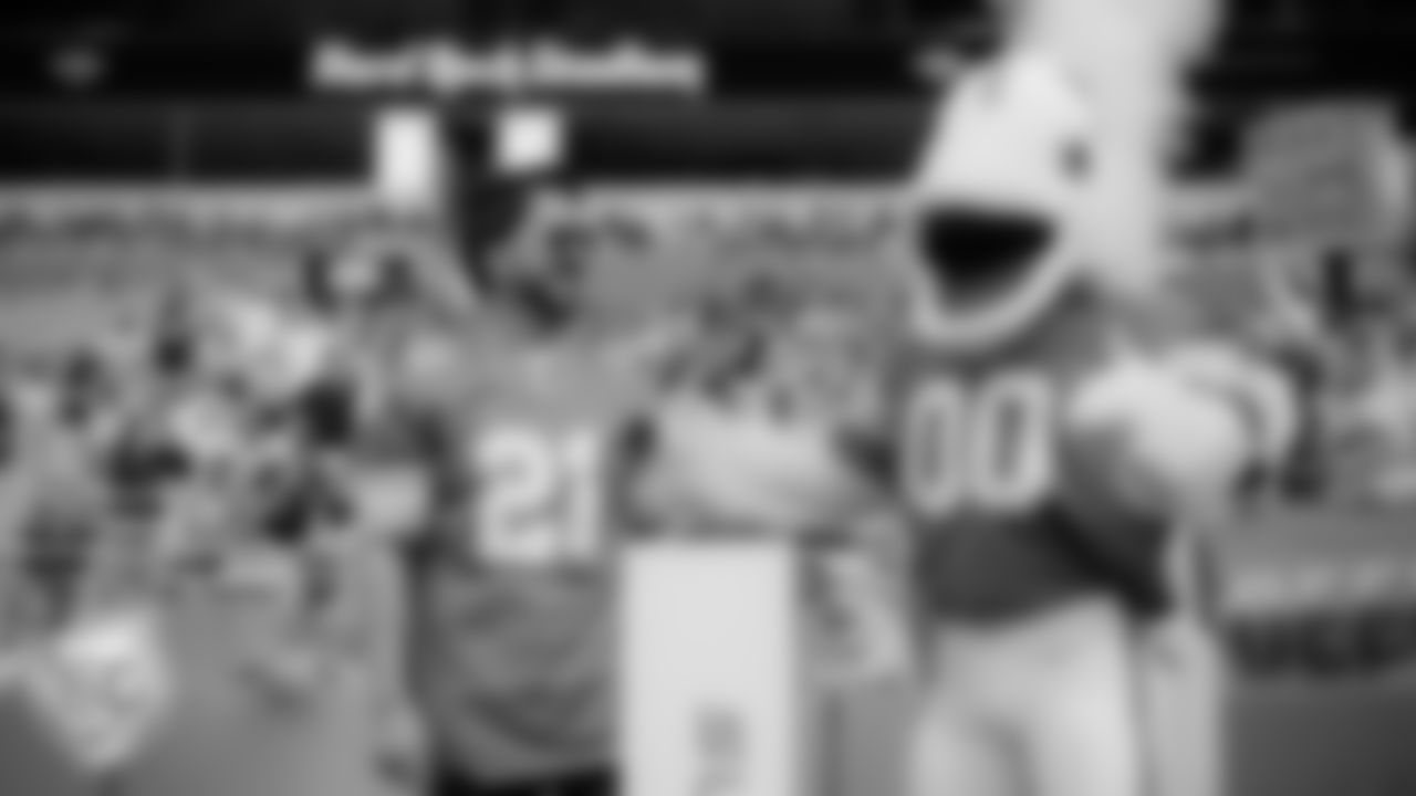 Luis Fonsi chant starts with Miami Dolphins Mascot T.D. before an NFL football game against the Cincinnati Bengals on Sunday, Dec. 21, 2025 in Miami Gardens, FL. (Carlos Goldman/Miami Dolphins via AP)