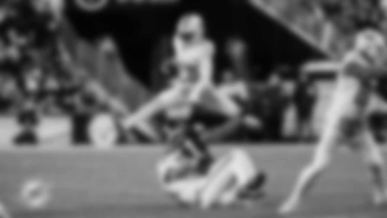 Miami Dolphins running back De'Von Achane (28) runs the ball during an NFL football game against the Pittsburgh Steelers on Monday, Dec. 15, 2025 in Pittsburgh, PA. (Tomas Diniz Santos/Miami Dolphins via AP)