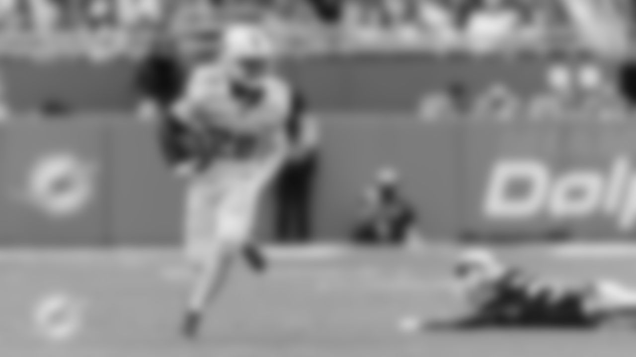 Miami Dolphins running back De'Von Achane (28) runs the ball during an NFL football game against the Buffalo Bills on Sunday, Nov. 9, 2025 in Miami Gardens, Fla. (Jose Pineiro/Miami Dolphins via AP)