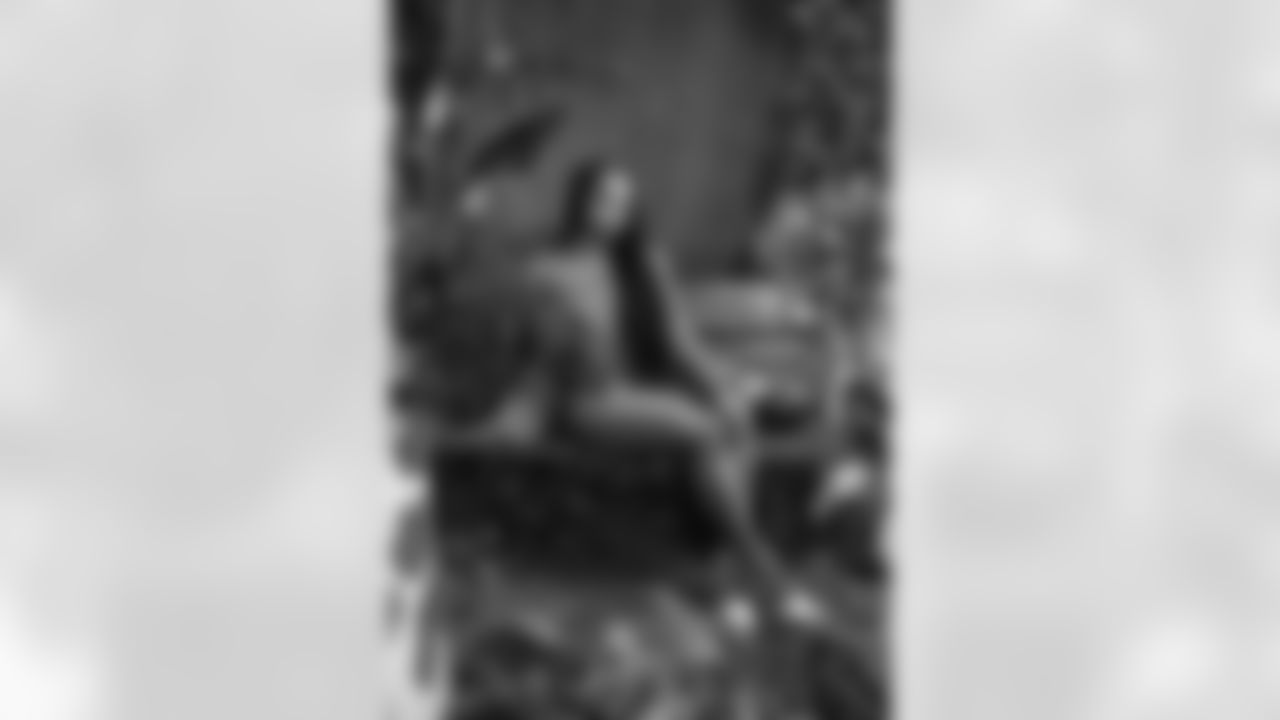 Deja, Eagles Cheerleader