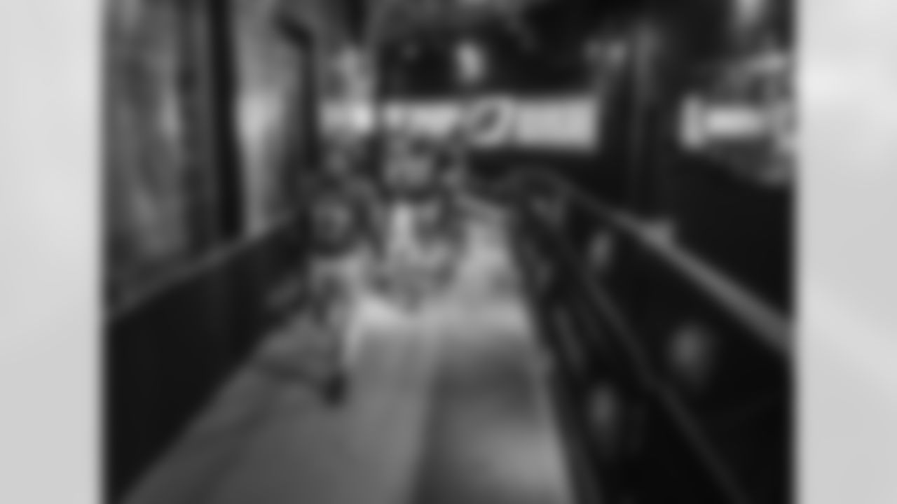 LB Nakobe Dean & T Lane Johnson