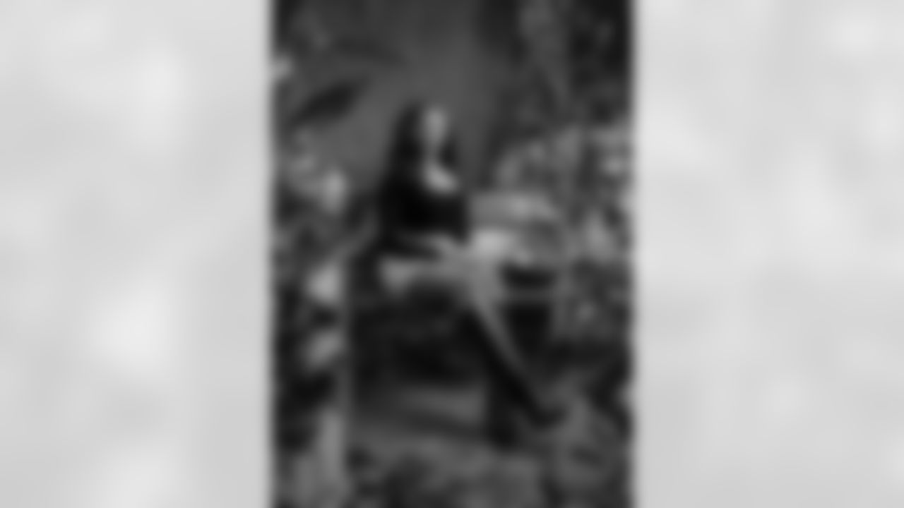 Mieka, Eagles Cheerleader