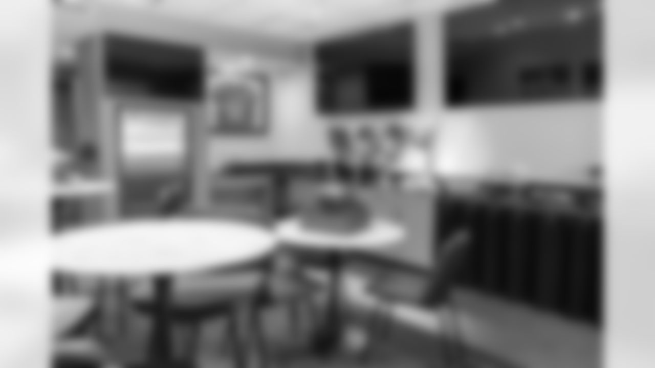 Philadelphia Eagles Suite High-Top Layout