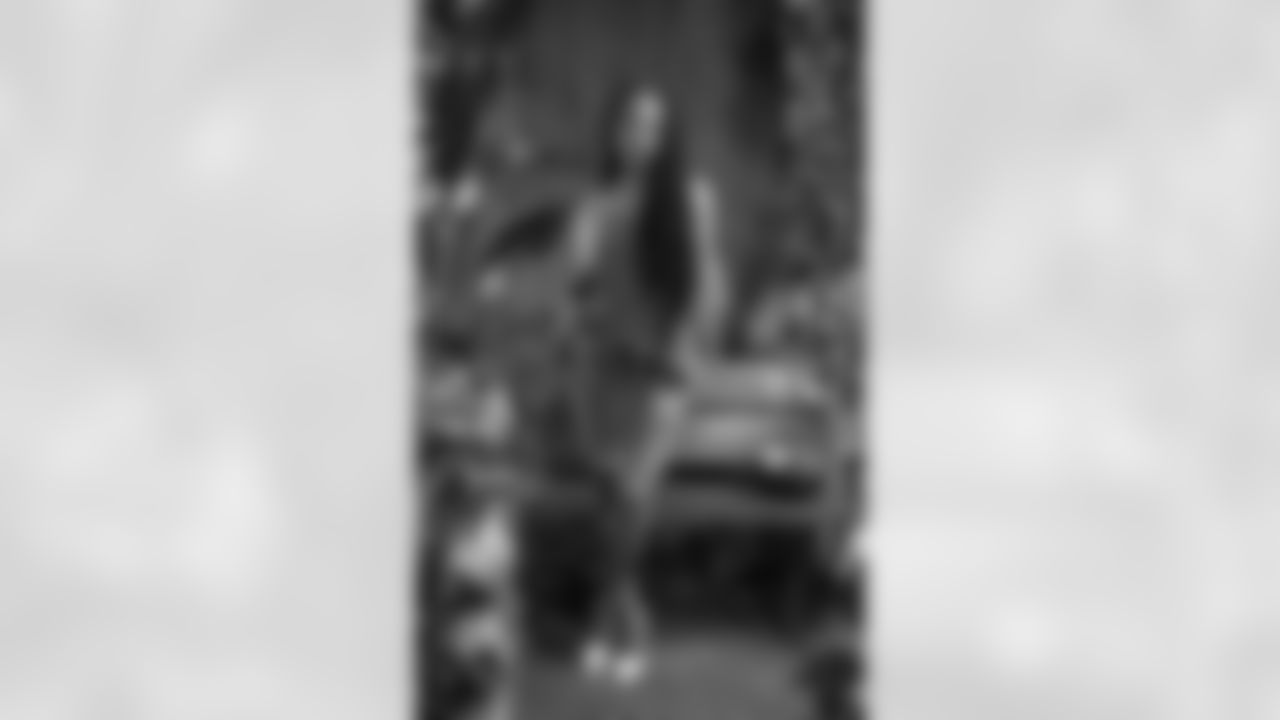 Deja, Eagles Cheerleader