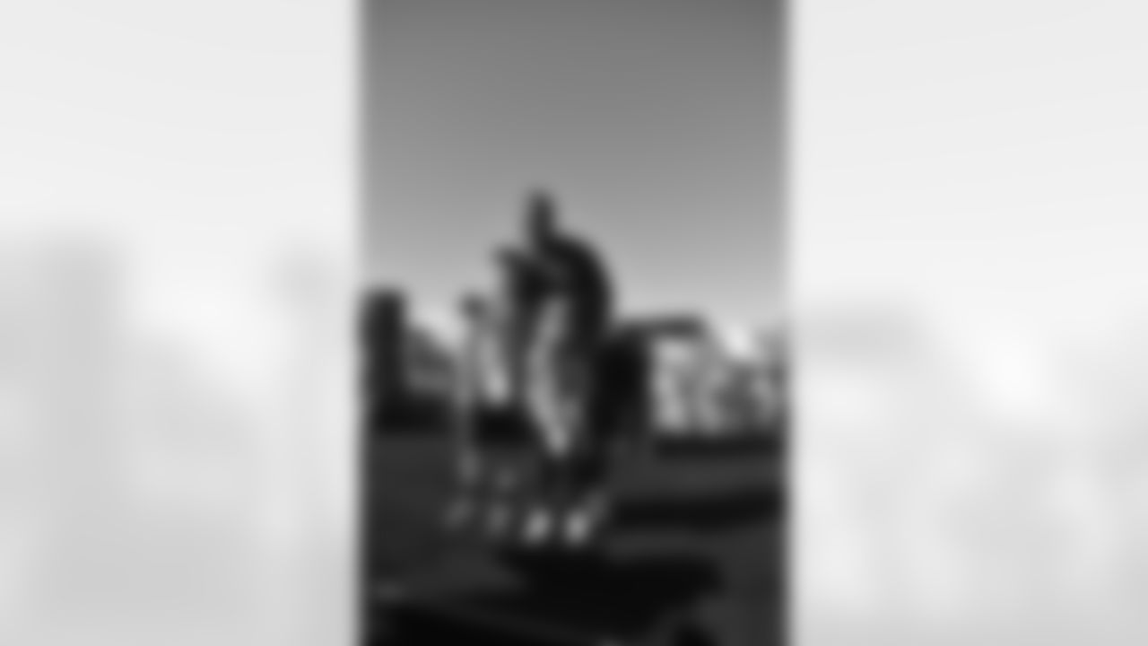 Darren Sproles with some young Eagles fans