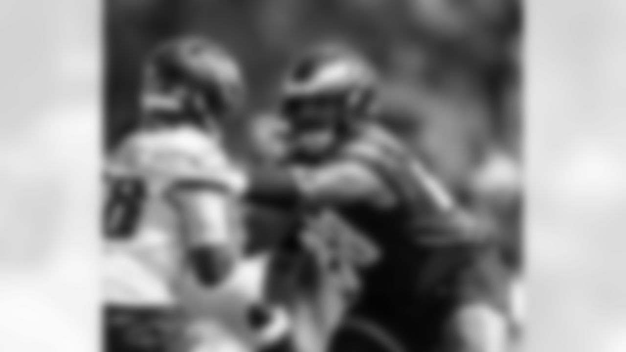 Jordan Mailata blocking Jalyx Hunt.