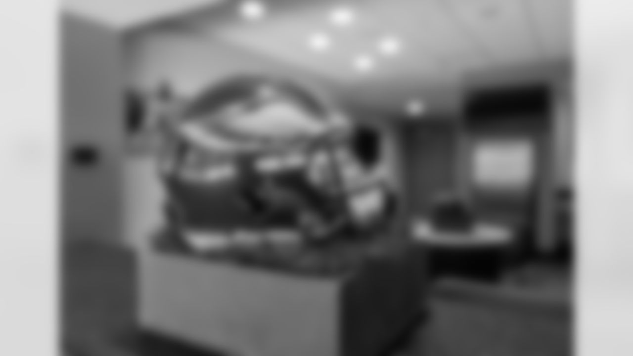 Philadelphia Eagles Suite High-Top Layout