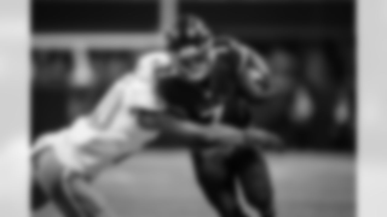 Atlanta Falcons running back Bijan Robinson #7 carries the ball during the Week 8 Game against the Miami Dolphins at Mercedes-Benz Stadium in Atlanta, Georgia on Sunday, October 26, 2025. (Photo by Brandon Magnus/Atlanta Falcons)