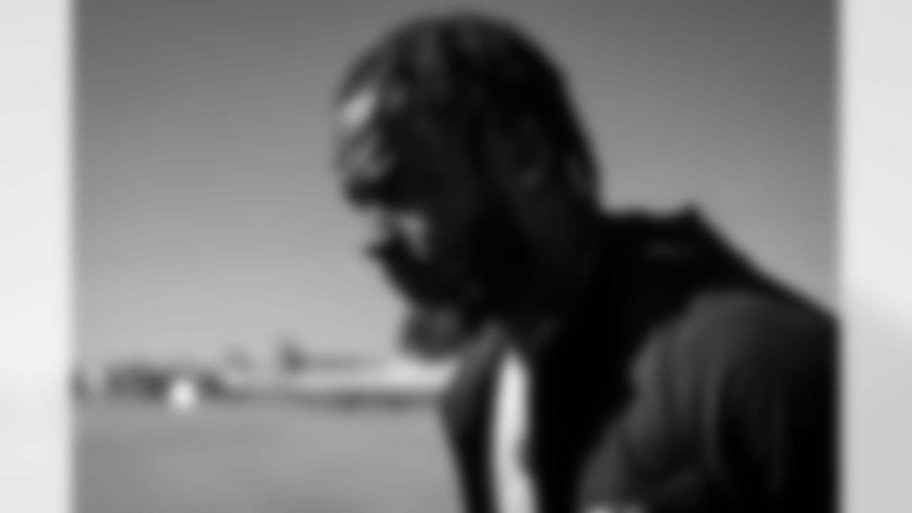 Atlanta Falcons defensive back DeMarcco Hellams #23 boards the plane at Hartsfield-Jackson International Airport in Atlanta, Ga. on Saturday, September 13, 2025. (Photo by Taylor McLaughlin/Atlanta Falcons)