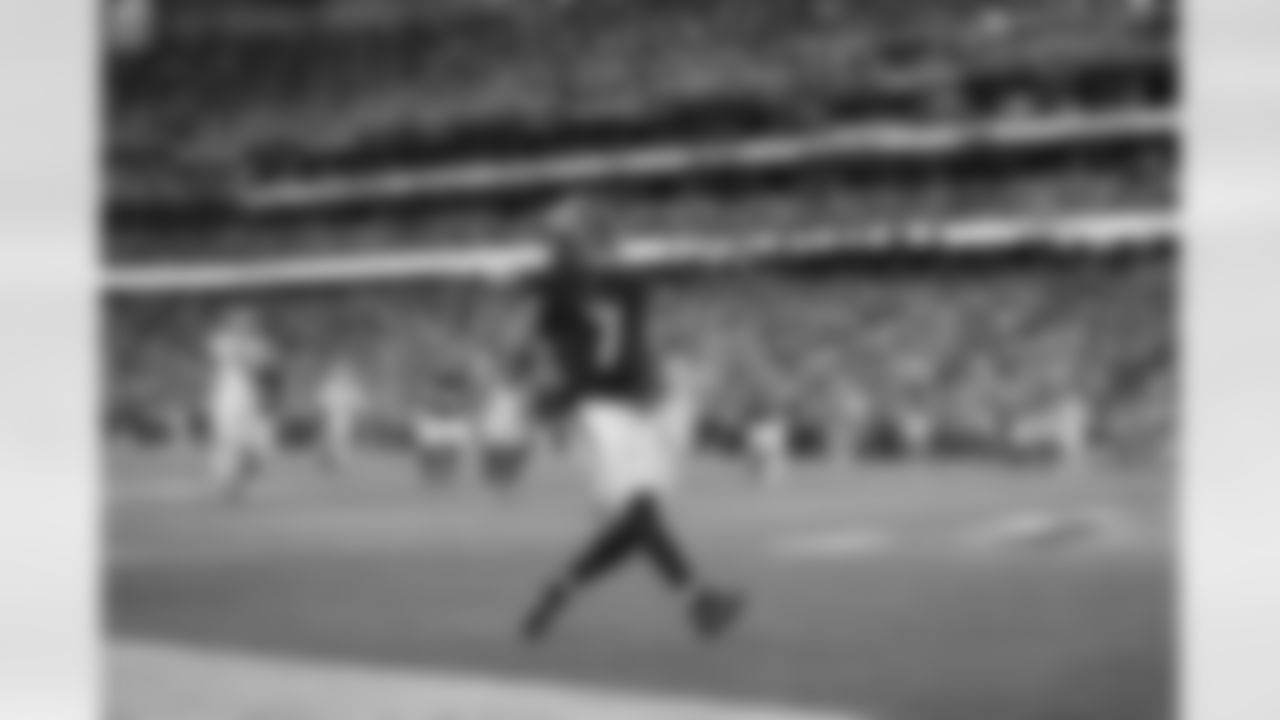 Atlanta Falcons running back Bijan Robinson #7 scores a touchdown during the Week 16 Game against the Arizona Cardinals at State Farm Stadium in Glendale, Arizona on Sunday, December 21, 2025. (Photo by Taylor McLaughlin/Atlanta Falcons)