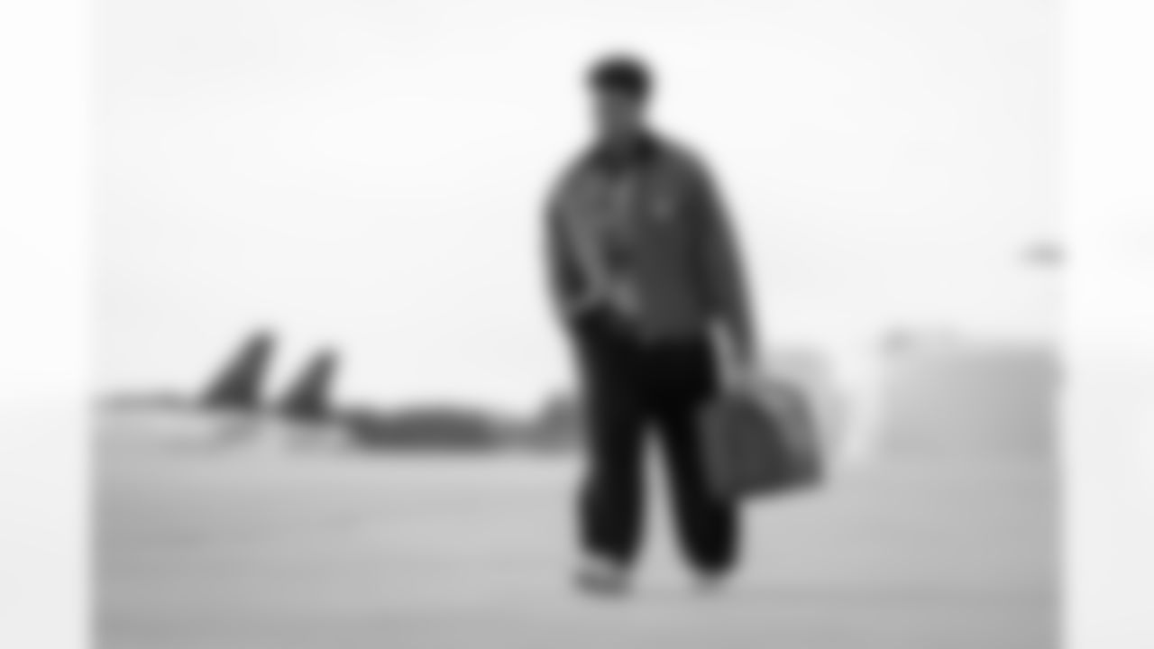 Atlanta Falcons wide receiver Jamal Agnew #14 boards the plane at Hartsfield-Jackson International Airport in Atlanta, Ga. on Taylor McLaughlin/Atlanta Falcons)