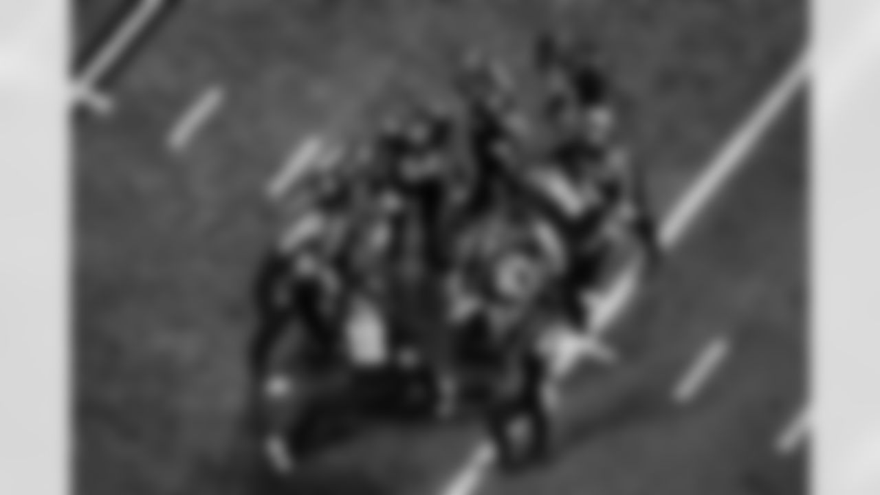 Atlanta Falcons offensive player huddle during the Week 14 Game against the Seattle Seahawks at Mercedes-Benz Stadium in Atlanta, Georgia on Sunday, December 7, 2025. (Photo by Brandon Magnus/Atlanta Falcons)