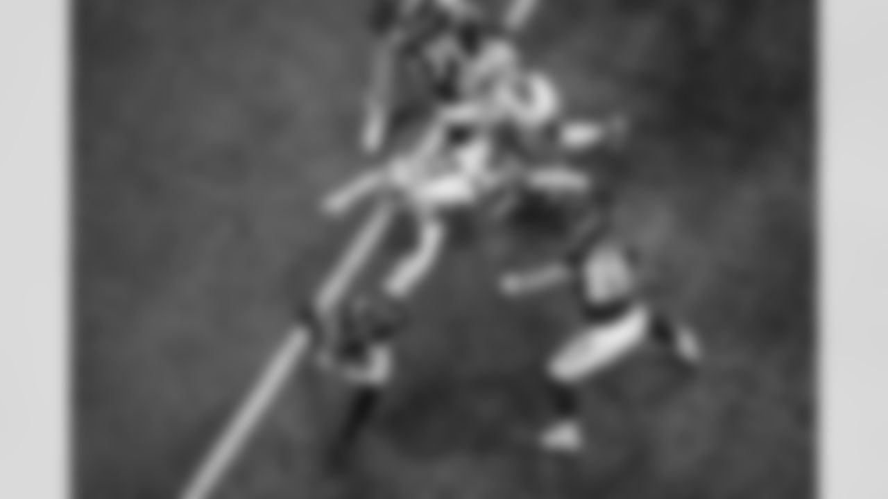 Atlanta Falcons running back Bijan Robinson #7 runs past defenders during the Week 11 Game against the Carolina Panthers at Mercedes-Benz Stadium in Atlanta, Georgia on Sunday, November 16, 2025. (Photo by Brandon Magnus/Atlanta Falcons)