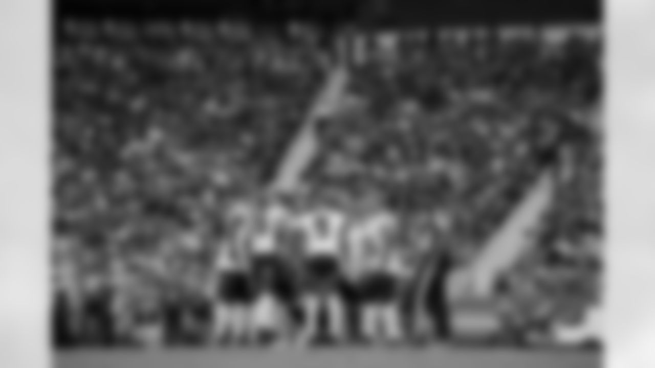 Atlanta Falcons huddle during the Week 7 Game against the San Francisco 49ers at Levi's Stadium in Santa Clara, California on Sunday, October 19, 2025. (Photo by Taylor McLaughlin/Atlanta Falcons)