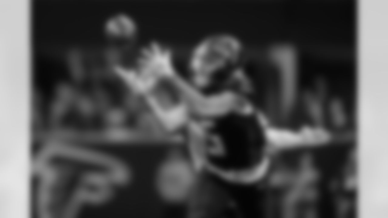 Atlanta Falcons wide receiver Drake London #5 catches a pass during the second quarter of the Week 4 Game against the Washington Commanders at Mercedes-Benz Stadium in Atlanta, Georgia on Sunday, September 28, 2025. (Photo by Brandon Magnus/Atlanta Falcons)