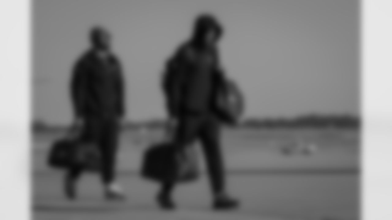Atlanta Falcons safety Xavier Watts #31 boards the plane at Hartsfield-Jackson International Airport in Atlanta, Ga. on Saturday, November 6, 2025. (Photo by Taylor McLaughlin/Atlanta Falcons)