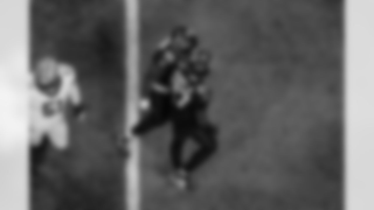 Atlanta Falcons edge rusher James Pearce Jr. #27 makes a record breaking sack during the Week 18 Game against the New Orleans Saints at Mercedes-Benz Stadium in Atlanta, Georgia on Sunday, January 4, 2026. (Photo by Taylor McLaughlin/Atlanta Falcons)