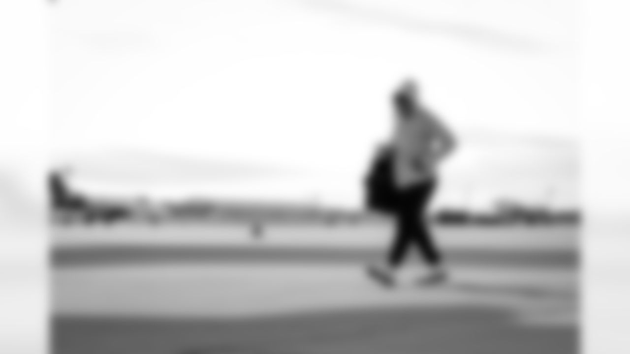 Atlanta Falcons running back Tyler Allgeier #25 boards the plane at Hartsfield-Jackson International Airport in Atlanta, Ga. on Taylor McLaughlin/Atlanta Falcons)