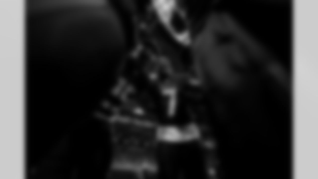 Atlanta Falcons running back Bijan Robinson #7 huddles up during warm ups before the Week 18 Game against the New Orleans Saints at Mercedes-Benz Stadium in Atlanta, Georgia on Sunday, January 4, 2026. (Photo by Jay Bendlin/Atlanta Falcons)