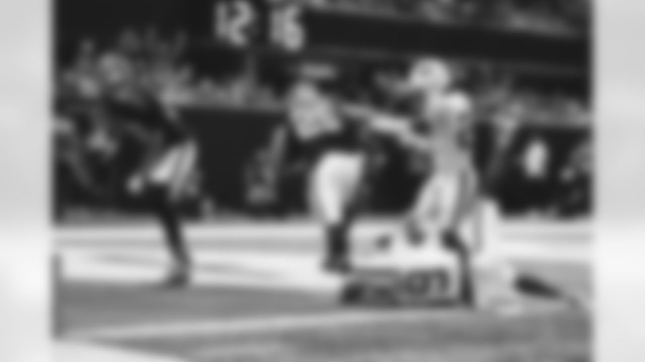 Atlanta Falcons running back Tyler Allgeier #25 scores a touchdown during the anthem during Week 6 against the Buffalo Bills at Mercedes-Benz Stadium in Atlanta, Ga. on Monday, October 13, 2025. (Photo by Brandon Magnus/Atlanta Falcons)