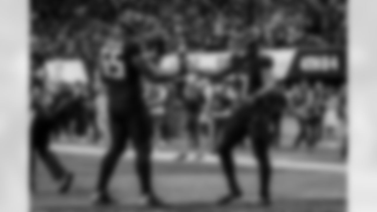 Atlanta Falcons running back Bijan Robinson #7 and Atlanta Falcons offensive lineman Matthew Bergeron #65 during the Week 1 Game against the Tampa Bay Buccaneers at Mercedes-Benz Stadium in Atlanta, Ga. on Sunday, September 7, 2025. (Photo by Taylor McLaughlin/Atlanta Falcons)