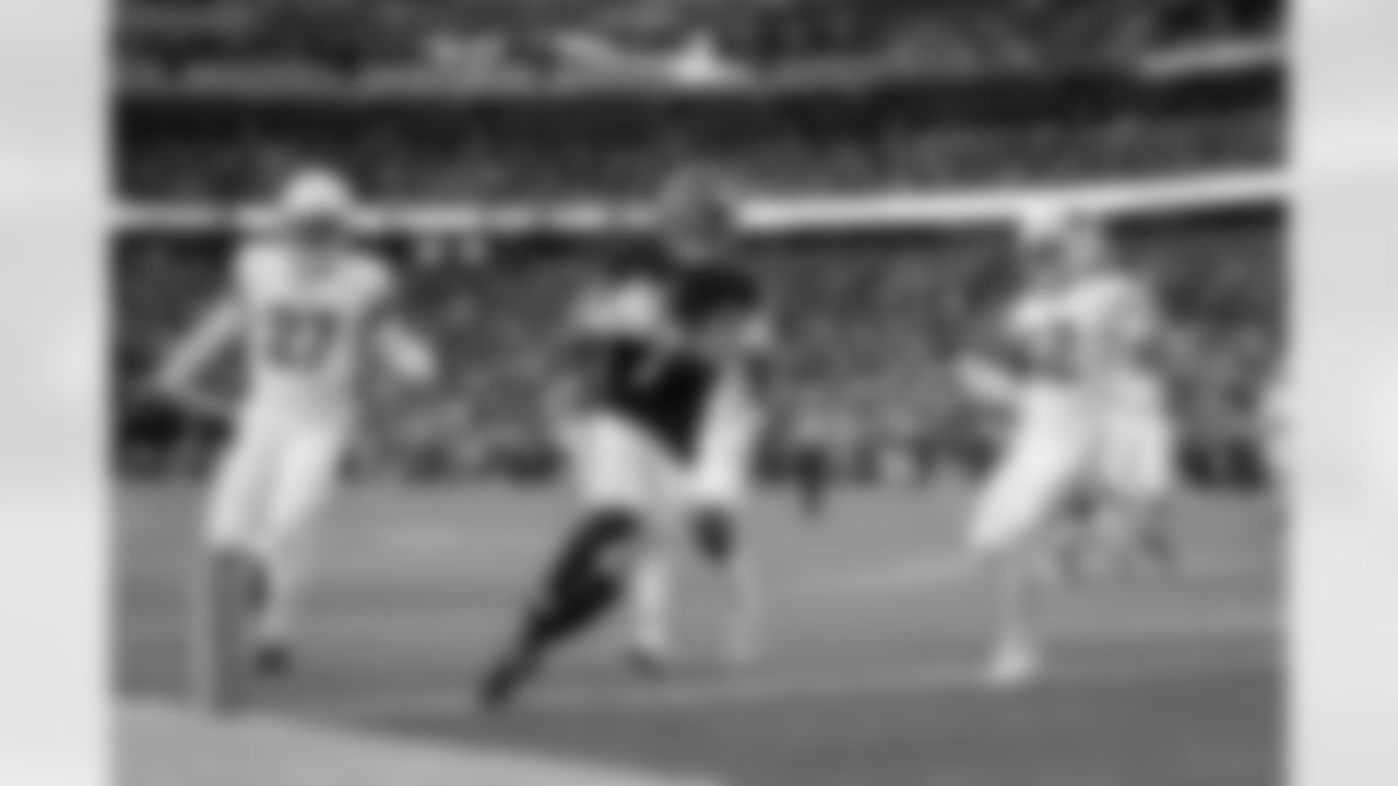 Atlanta Falcons running back Bijan Robinson #7 scores a touchdown during the Week 16 Game against the Arizona Cardinals at State Farm Stadium in Glendale, Arizona on Sunday, December 21, 2025. (Photo by Taylor McLaughlin/Atlanta Falcons)