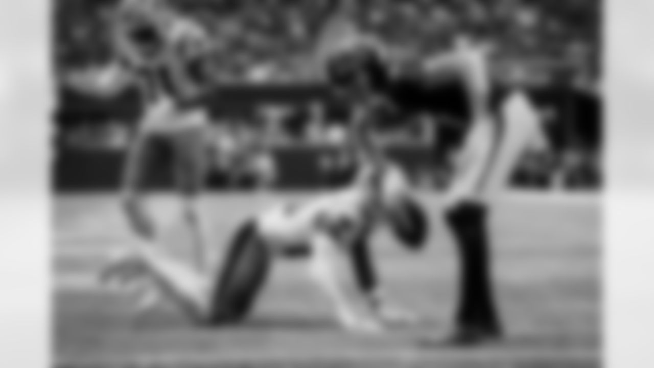 Atlanta Falcons wide receiver Drake London #5 makes a catch during the Week 11 Game against the Carolina Panthers at Mercedes-Benz Stadium in Atlanta, Georgia on Sunday, November 16, 2025. (Photo by AJ Reynolds/Atlanta Falcons)