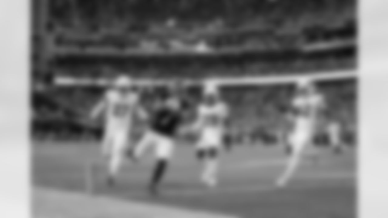 Atlanta Falcons running back Bijan Robinson #7 scores a touchdown during the Week 16 Game against the Arizona Cardinals at State Farm Stadium in Glendale, Arizona on Sunday, December 21, 2025. (Photo by Taylor McLaughlin/Atlanta Falcons)