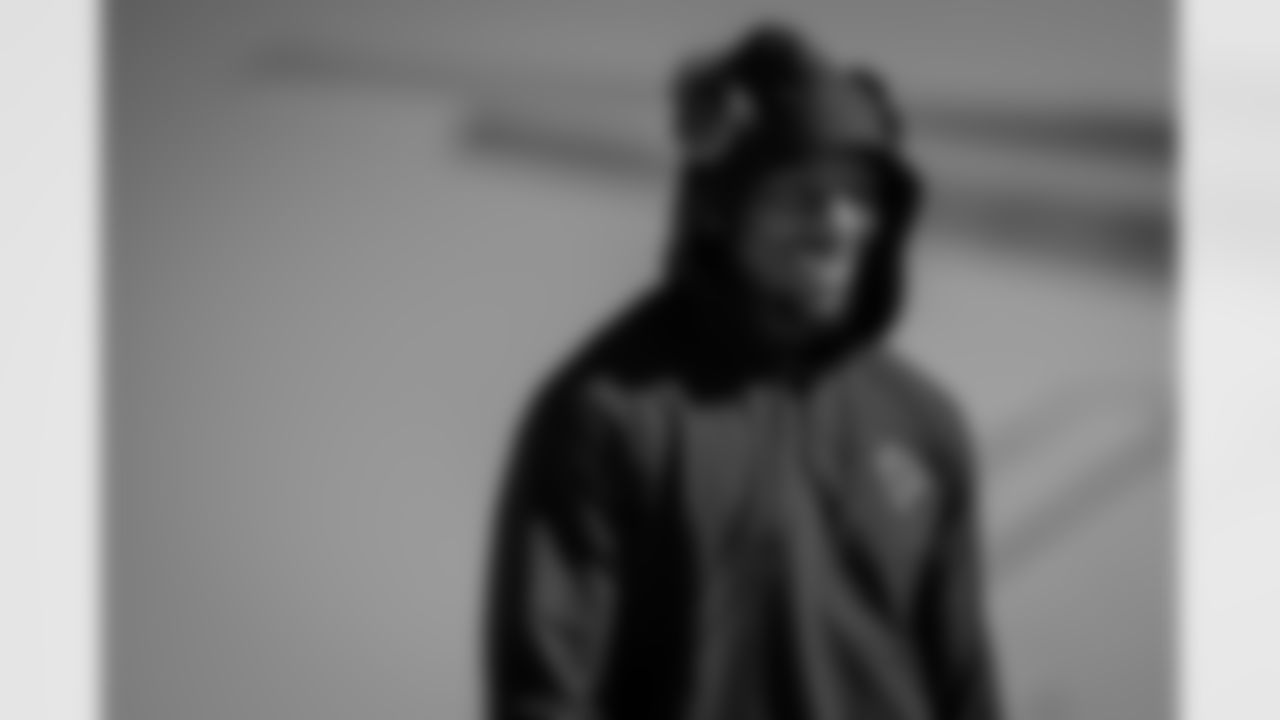 Atlanta Falcons running back Bijan Robinson #7 boards the plane at Hartsfield-Jackson International Airport in Atlanta, Ga. on Saturday, November 1, 2025. (Photo by Jay Bendlin/Atlanta Falcons)