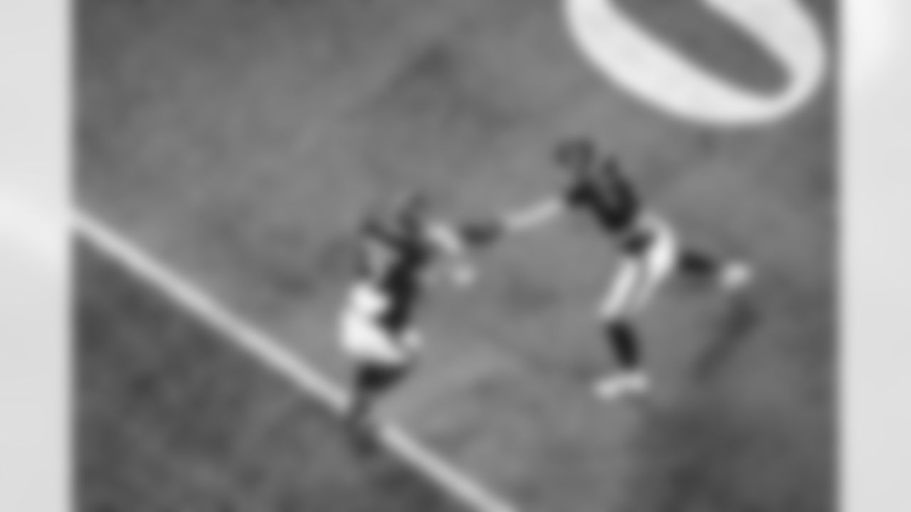 Atlanta Falcons quarterback Kirk Cousins #18 hands off to Atlanta Falcons running back Bijan Robinson #7 during warm ups during the Week 17 Game against the Los Angeles Rams at Mercedes-Benz Stadium in Atlanta, Georgia on Monday, December 29, 2025. (Photo by Kevin Liles/Atlanta Falcons)