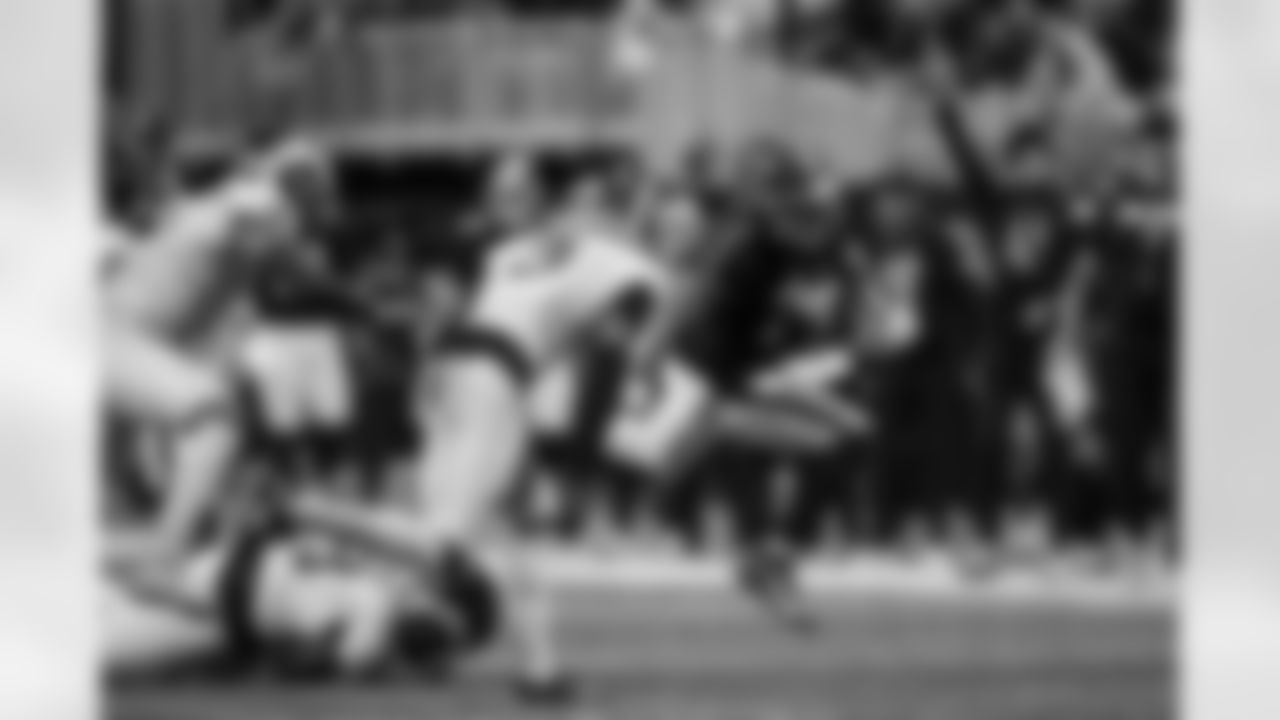 Atlanta Falcons running back Bijan Robinson #7 carries the ball during the Week 17 Game against the Los Angeles Rams at Mercedes-Benz Stadium in Atlanta, Georgia on Monday, December 29, 2025. (Photo by Taylor McLaughlin/Atlanta Falcons)