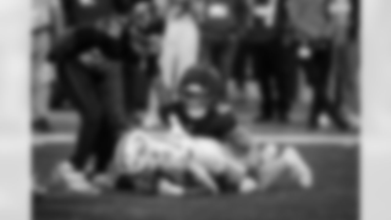 Atlanta Falcons inside linebacker JD Bertrand #40 makes a tackle during the Week 8 Game against the Miami Dolphins at Mercedes-Benz Stadium in Atlanta, Georgia on Sunday, October 26, 2025. (Photo by Brandon Magnus/Atlanta Falcons)