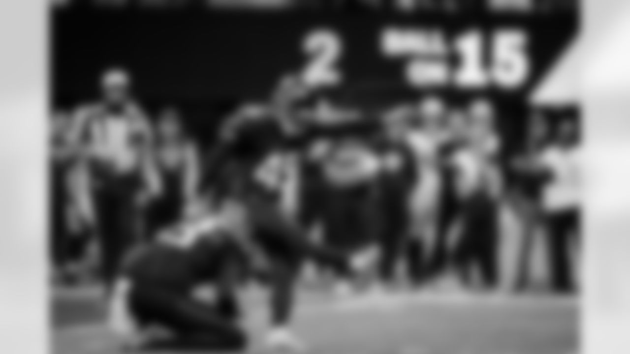 Atlanta Falcons kicker Zane Gonzalez #45 scores an extra point during the Week 18 Game against the New Orleans Saints at Mercedes-Benz Stadium in Atlanta, Georgia on Sunday, January 4, 2026. (Photo by Brandon Magnus/Atlanta Falcons)