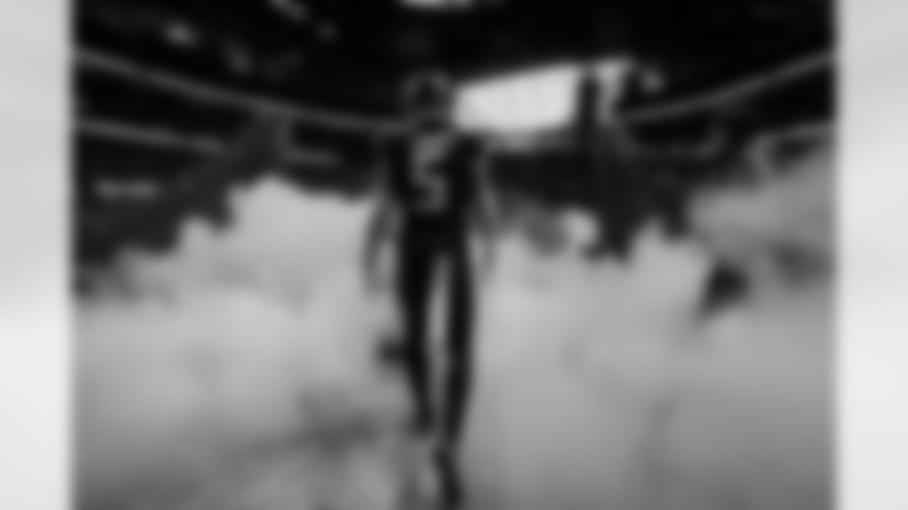 Atlanta Falcons wide receiver Drake London #5 walks out of the tunnel before the Week 1 Game against the Tampa Bay Buccaneers at Mercedes-Benz Stadium in Atlanta, Georgia on Sunday, September 7, 2025. (Photo by Brandon Magnus/Atlanta Falcons)