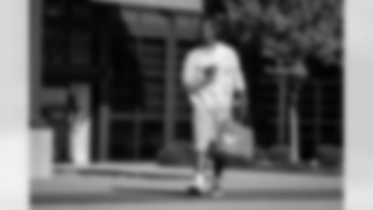 Atlanta Falcons edge rusher James Pearce Jr. #27 boards the plane at Hartsfield-Jackson International Airport in Atlanta, Ga. on Saturday, September 13, 2025. (Photo by Taylor McLaughlin/Atlanta Falcons)